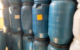 Bombonas plásticas de tampa fixa ou removível: qual é a melhor escolha?