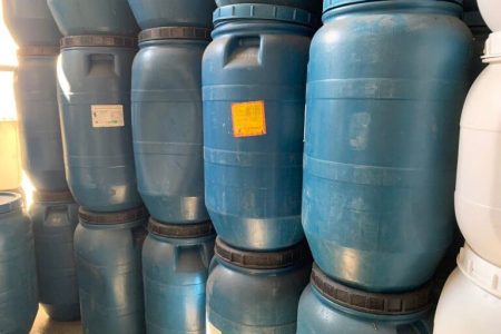 Bombonas plásticas de tampa fixa ou removível: qual é a melhor escolha?